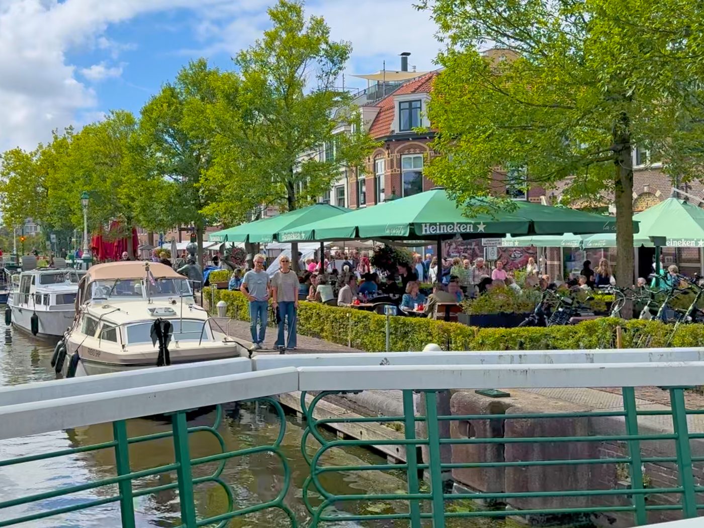 Volle terrassen en bootjes bij de sluis van Leidschendam op een zomerse dag