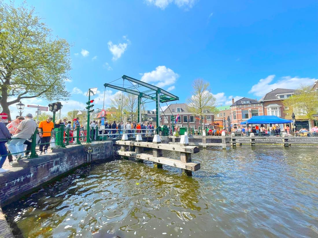 De ophaalbrug bij de sluis van Leidschendam