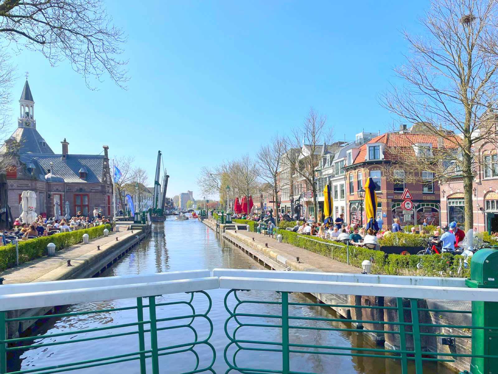Volle terrassen en vlaggen rond de sluis van Leidschendam